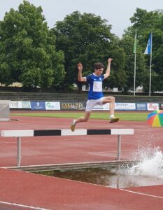 Marten geht beim Hindernislauf Baden