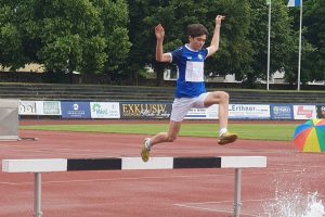 20250607_162519_Easy-Resize.com Marten geht beim Hindernislauf Baden